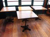 trois tables posées à même le sol dans la pièce