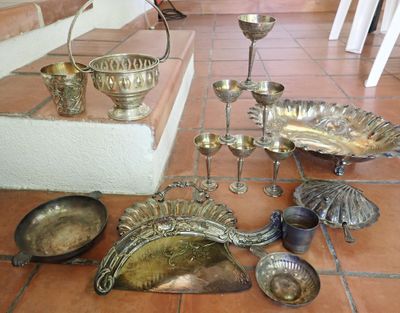 il y a beaucoup d'objets en argent par terre dans la pièce