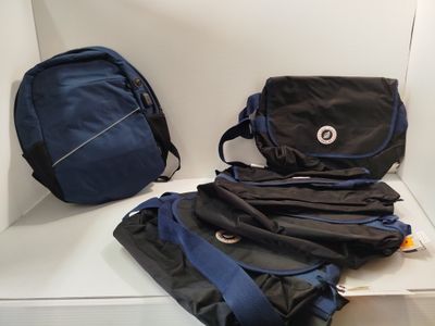 deux sacs et un sac à dos posés sur une étagère