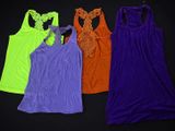 trois débardeurs pour femmes de couleurs différentes sur fond noir