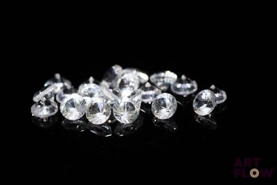 de très jolis diamants blancs sur un fond noir