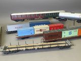 beaucoup de wagons et un wagon sur la table