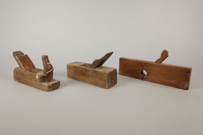 Lot de rabots et varlopes , deux lames marquées "Coulaux. A …