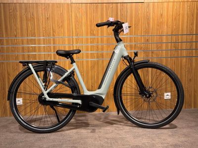 une photo d'un vélo garé dans un garage