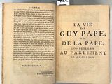 un vieux livre écrit posé sur une table