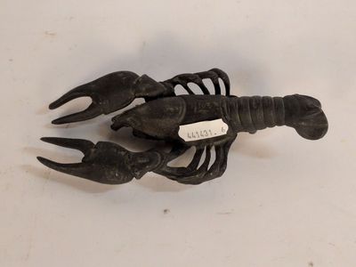 un petit homard noir posé sur une table