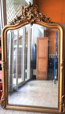 a mirror that is sitting on the floor in a room