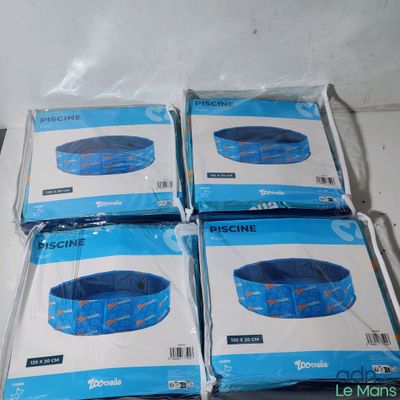quatre boîtes de bouées en plastique bleues et blanches posées sur une table