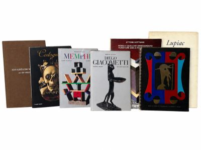 plusieurs livres sont alignés sur une surface blanche avec un fond blanc