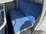 un siège à l'arrière d'une camionnette recouvert d'une housse bleue