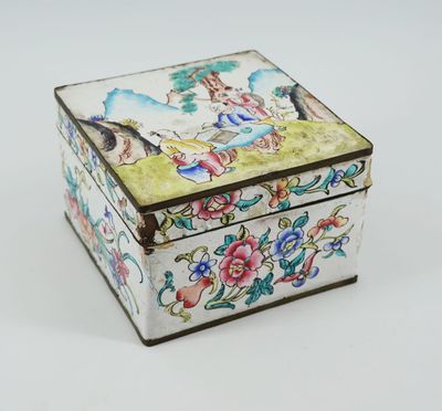 CHINE Petite boîte carrée à décor émaillé de fleurs et perso…
