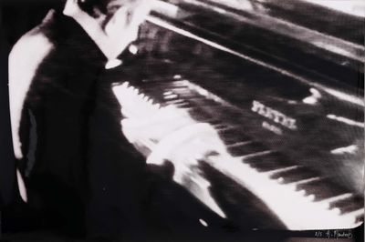 une photo en noir et blanc d'un homme jouant du piano