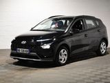 la voiture noire est garée dans le garage sur le sol en damier