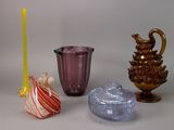 trois vases de couleurs différentes et un bougeoir sur la table