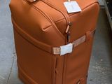 un bagage posé sur le sol