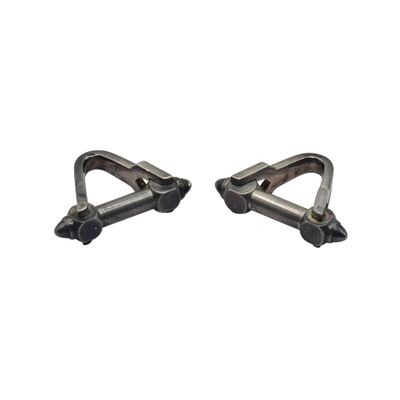 une paire de pinces métalliques sur fond blanc