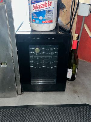 Petite cave à vin 6 bouteilles - vente judiciaire suite à LJ…