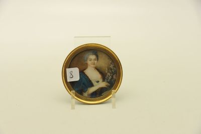 un portrait miniature d'une femme en robe bleue