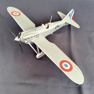 un avion jouet posé sur une table