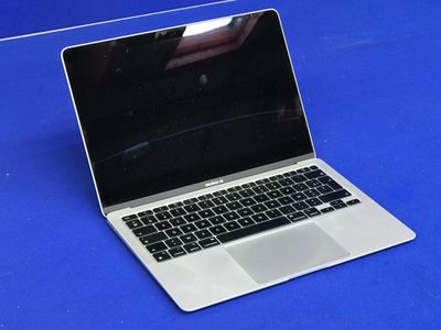 un ordinateur portable posé sur une table bleue