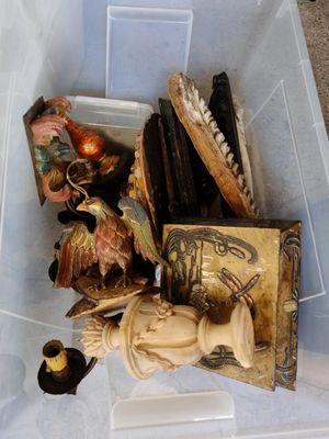 un récipient en plastique rempli de figurines diverses et variées