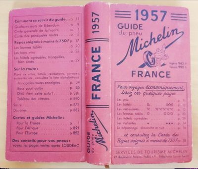 un livre rose sur lequel figure une liste d'articles, posé sur une table