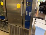 un grand réfrigérateur en acier inoxydable au milieu d'un magasin