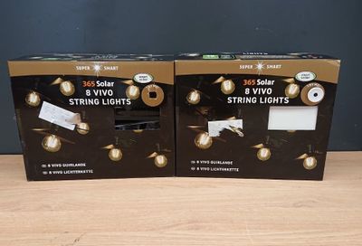 deux boîtes de guirlandes lumineuses posées sur une table en bois