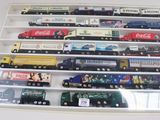 de nombreux petits trains exposés dans une vitrine