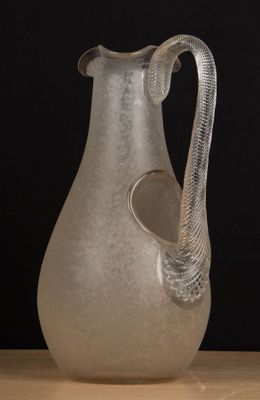 un vase en verre posé sur une table