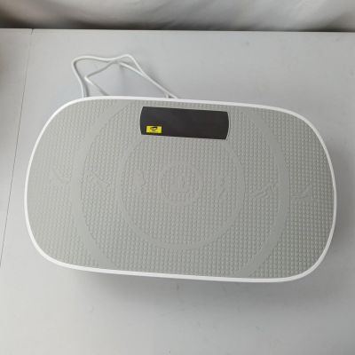 une enceinte blanche posée sur une table