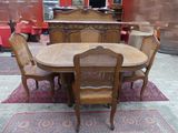 une table et des chaises dans une pièce recouverte d'un tapis