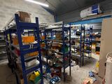 une pièce remplie d'étagères et de cartons