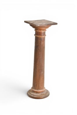 socle en bois avec un plateau carré sur fond blanc