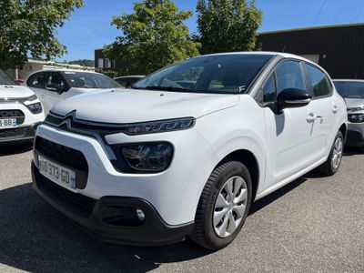 une Citrole blanche garée sur un parking à côté d'autres voitures