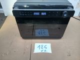 une photo d'un micro-ondes posé sur une boîte en carton