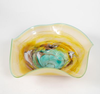 un saladier en verre orné d'un motif vert et jaune