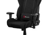 Le fauteuil de gaming est noir et arbore un logo rouge.