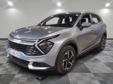 la voiture argentée est garée dans le garage sur le sol en damier