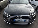 L'Audi S8 est garée sur un parking, à côté d'autres voitures.