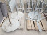 deux parapluies posés sur des palettes dans une pièce