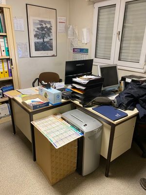 Lot de mobilier de bureau et d'informatique se trouvant dans le bureau - Photo 1