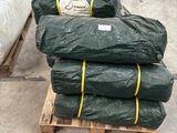 une pile de sacs posée sur une palette dans un entrepôt