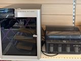 un petit réfrigérateur posé sur une étagère dans un magasin