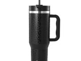 un gros plan d'une tasse à café avec une anse, sur fond blanc