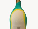 gros plan d'une bouteille de champagne sur fond blanc