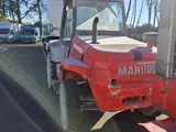 un camion rouge garé sur le parking