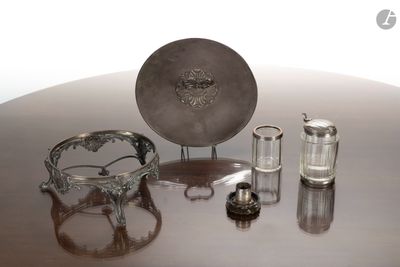 de nombreux objets en argent posés sur une table