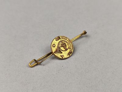 une broche plaquée or sur laquelle est représenté un lion