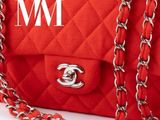 un gros plan d'un sac à main rouge entouré d'une chaîne
